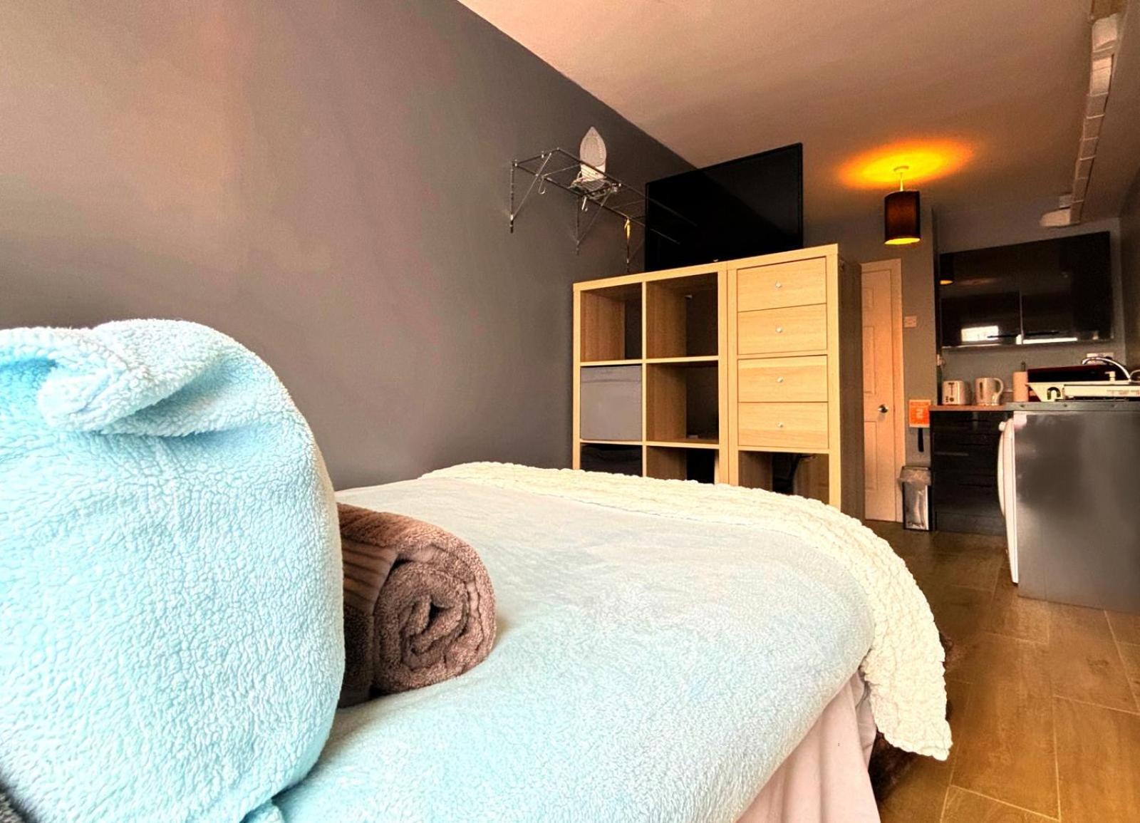 Shirley Apartments, Cozy Studio, Self Check In, 10 Min Drive To City Centre, Walking To Redbridge Train Station Southampton Buitenkant foto